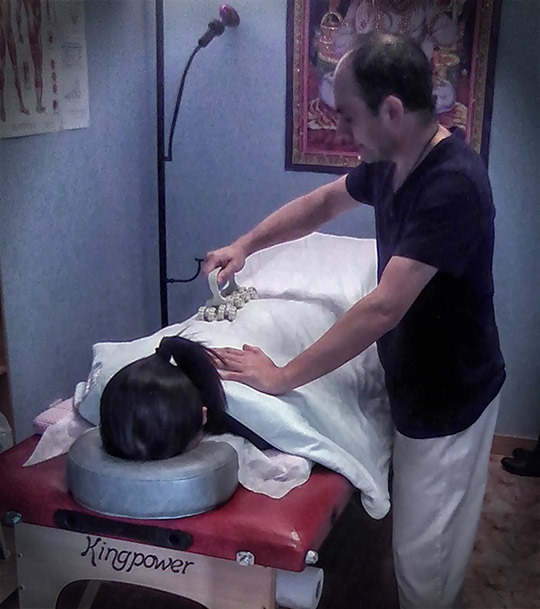 Carlos aplicando el infrarrojos lejanos a un paciente