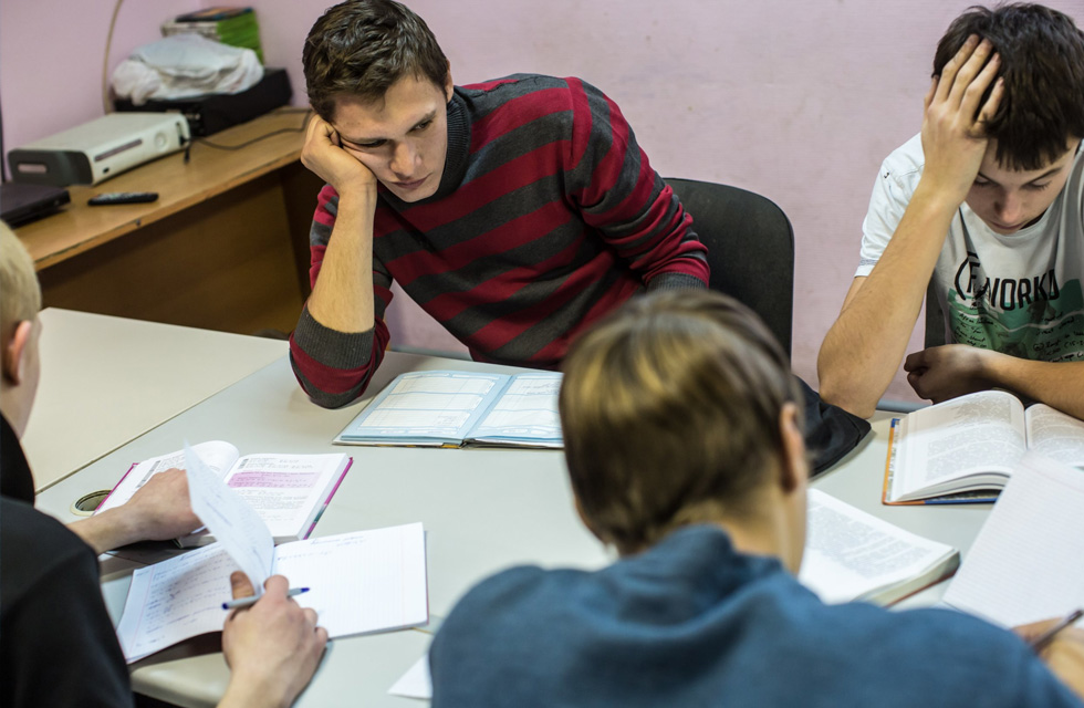 Grupo de personas reunidas, pero mostrando señales de desánimo