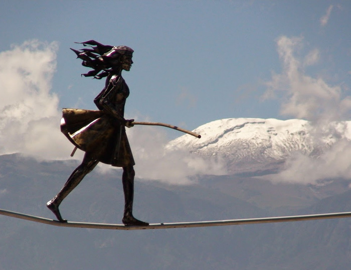 Persona caminando sobre una cuerda en equilibrio